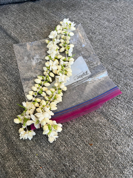 Fresh Jasmine string ( 1 Oz) - approximately 8-10 inch string per Ounce